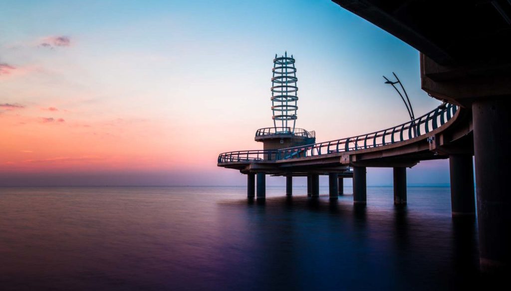 image of brant street pier showing an early morning sky in red hues in burlington ontario